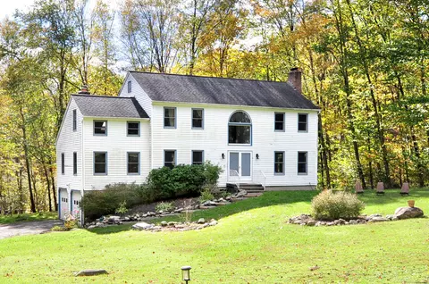 14 Cambridge Cir, New Milford, CT 06776
