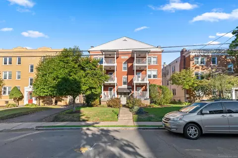 26 Robin Rd #3, West Hartford, CT 06119