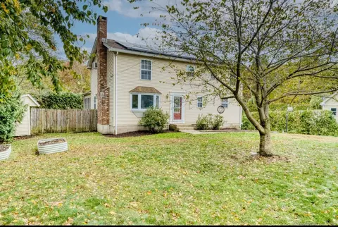 7 School St, Burlington, CT 06013