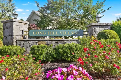 17 Rainbow Dr, Trumbull, CT 06611