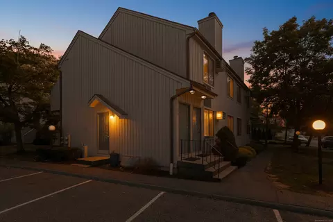 19 Somers St #F9, Danbury, CT 06810