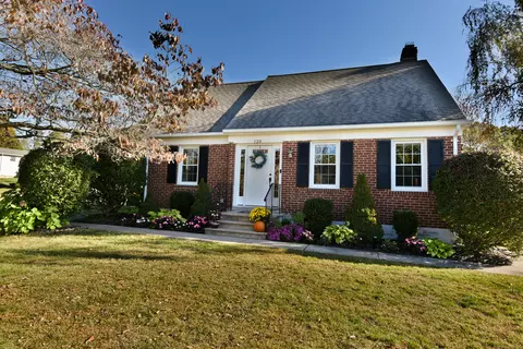 120 Round Hill Rd, Bristol, CT 06010