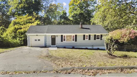 3 Horseshoe Dr, Danbury, CT 06811