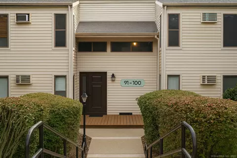 96 Woodland Dr #96, Cromwell, CT 06416