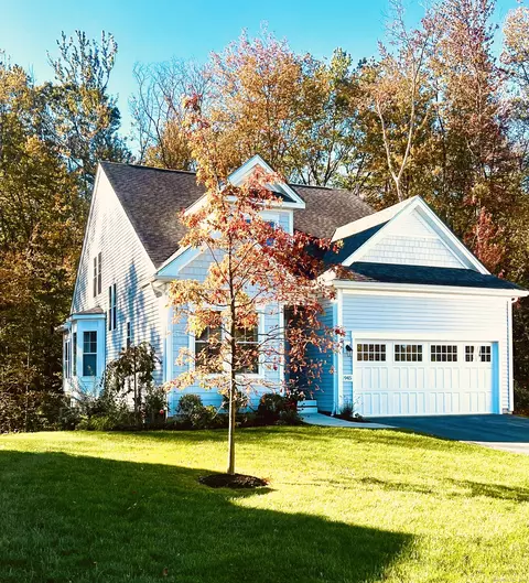 945 Mackenzie Ln #945, Oxford, CT 06478