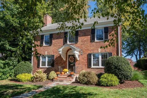 132 N Main St, West Hartford, CT 06107