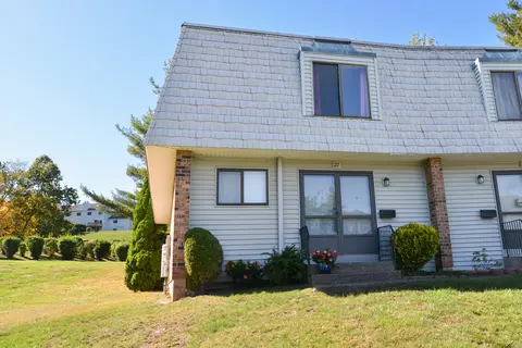 27 Chestnut Ct #27, Cromwell, CT 06416