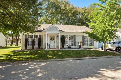 16 Beechwood Dr, Waterford, CT 06385