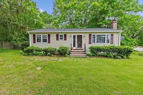 3 Pattagansett Ct, East Lyme, CT 06333