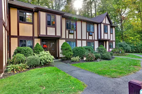 210 Foxwood Ln #210, Milford, CT 06461