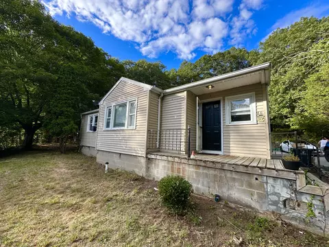60 Fort Shantok Rd, Montville, CT 06382