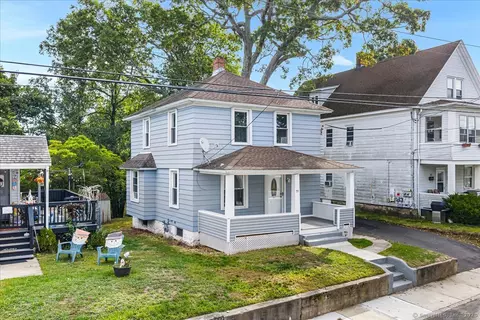 55 Raymond St, New London, CT 06320