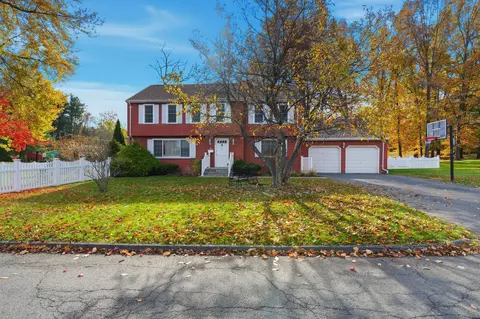 5 Adams Ln, West Hartford, CT 06117