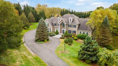 4 Wentworth Dr, Newtown, CT 06470