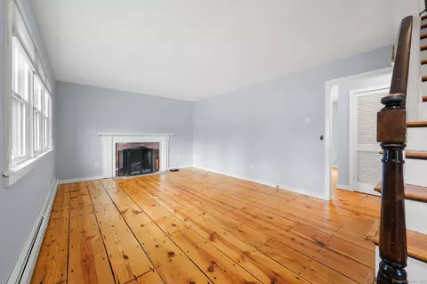 11 Glenwood Park S, New London, CT 06320