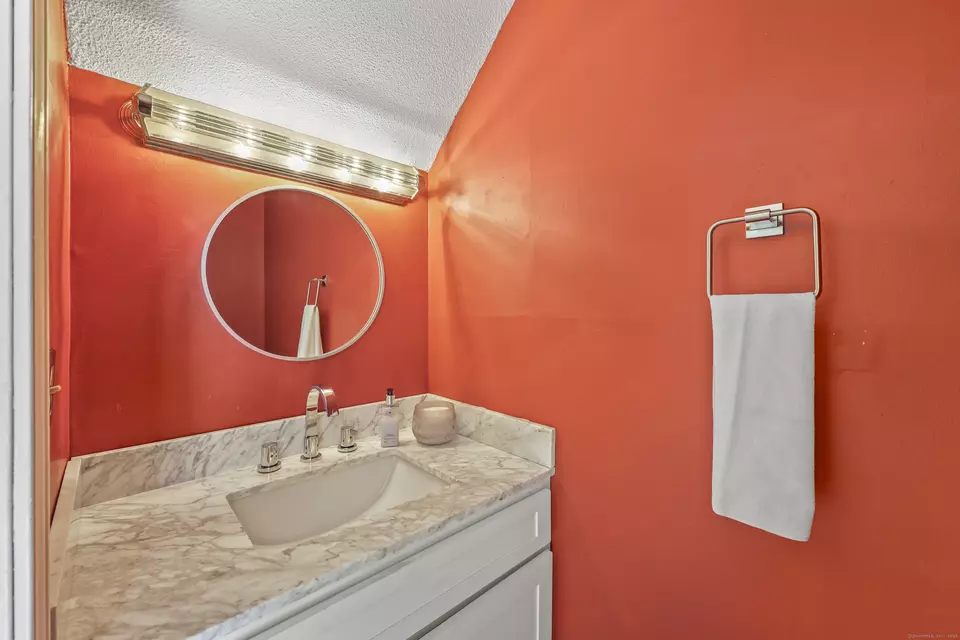 Bath - 5 Staunton Ct #A, Farmington, CT 06032 photo 1 of 3