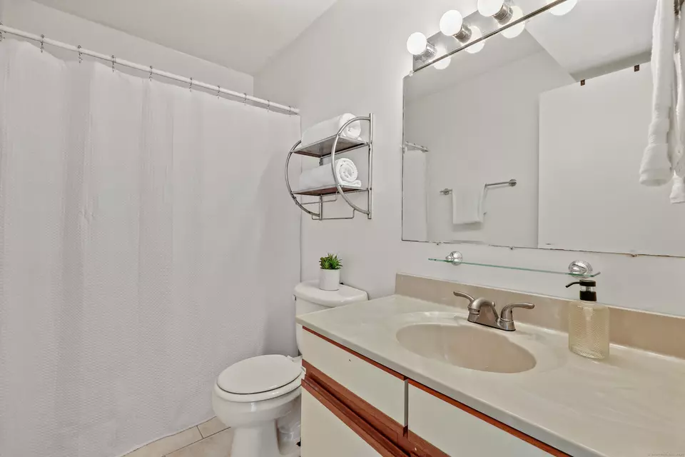 Bath - 5 Staunton Ct #A, Farmington, CT 06032 photo 3 of 3