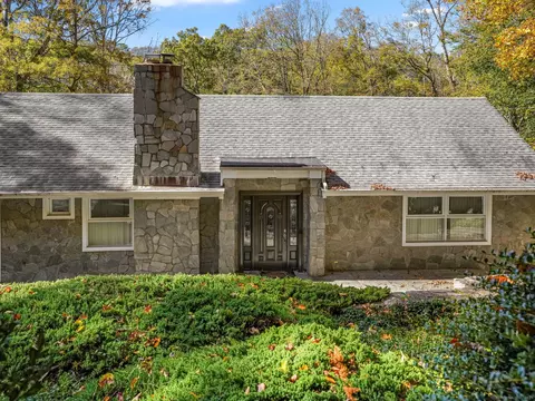 27 Wellington Dr, Stamford, CT 06903