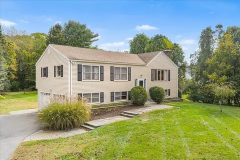 9 Sleepy Hollow Rd, Niantic, CT 06357