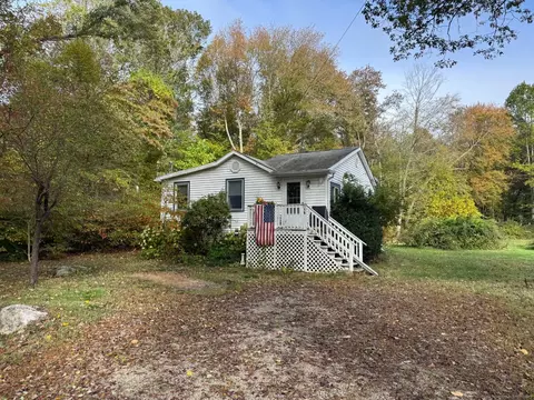 915 Vauxhall Street Ext, Quaker Hill, CT 06375