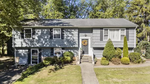 23 Meadowbrook Rd, West Haven, CT 06516