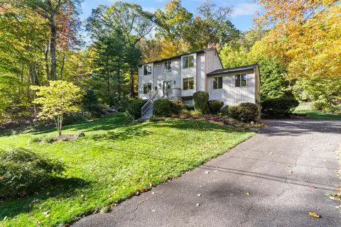 35 Mustang Dr, Shelton, CT 06484