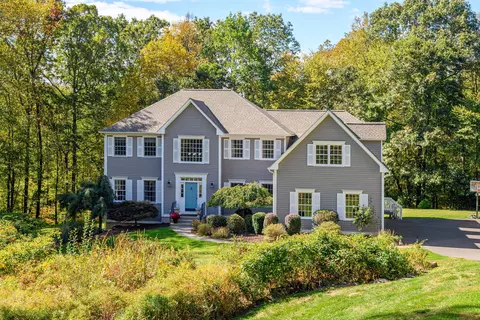 10 Wedgewood Ct, Newtown, CT 06470