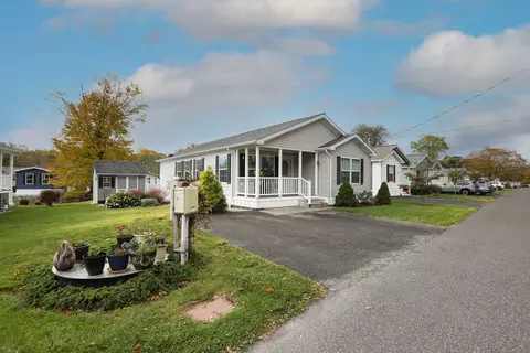 31 Greenlawn Dr, Danbury, CT 06810
