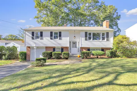 22 Mountain Top Ln, New Haven, CT 06513