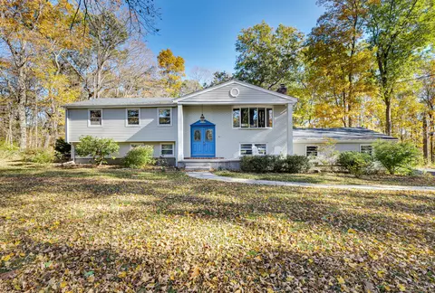 54 Coachlamp Ln, Guilford, CT 06437