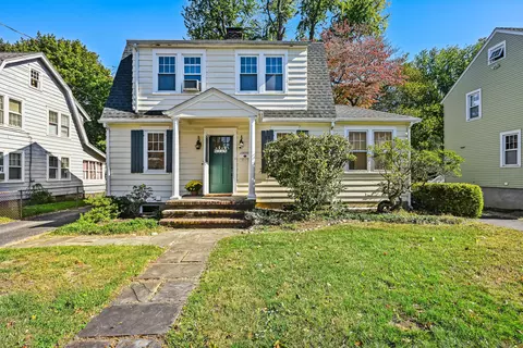 34 Lakeview Dr, Norwalk, CT 06850
