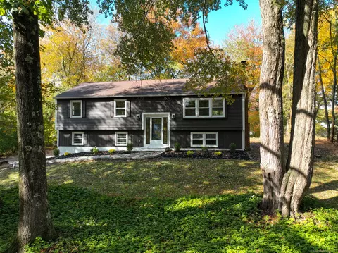 9 Old Farms Rd, Madison, CT 06443