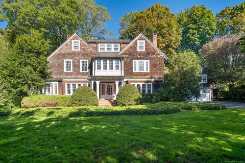 71 Saint Johns Pl, New Canaan, CT 06840