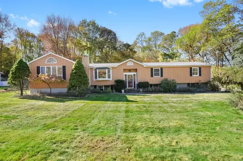 34 Merrimac Dr, Trumbull, CT 06611