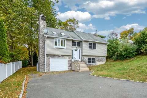 25 Noe Pl, Beacon Falls, CT 06403