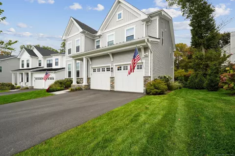 33 Enclave Dr #33, Trumbull, CT 06611