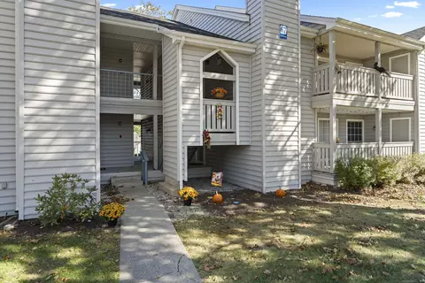 67 Leafwood Ln #252, Groton, CT 06340