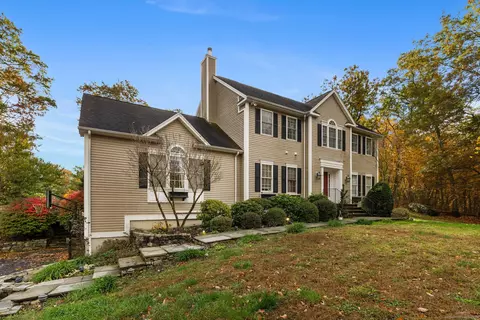 4 Abbey Ln, Newtown, CT 06470