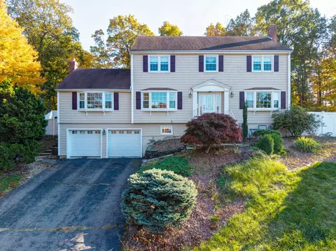 9 Coachmen Ln, Newington, CT 06111