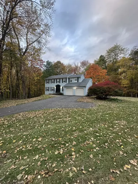 2 Croydon Dr, Bloomfield, CT 06002