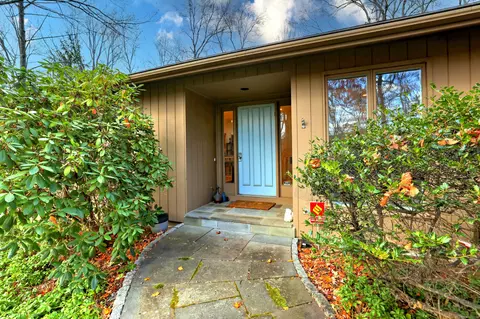 70 Woodfield Rd, Woodbridge, CT 06525