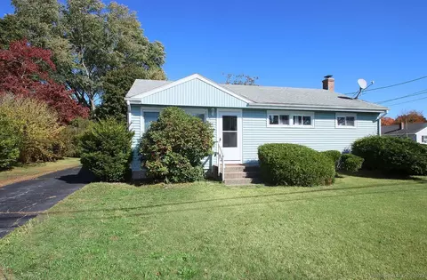 7 Robin St, Waterford, CT 06385