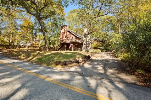 421 Kitemaug Rd, Uncasville, CT 06382
