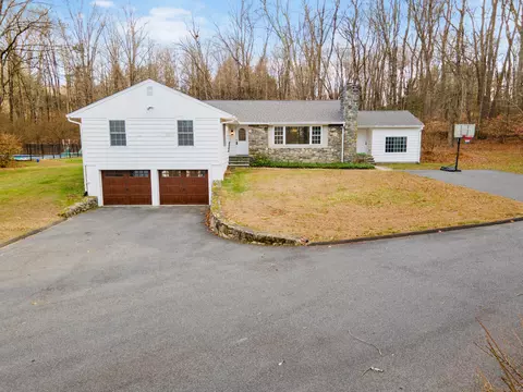 25 Wolfpits Rd, Bethel, CT 06801