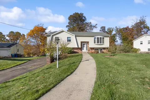25 Stowe Ct, Hamden, CT 06514
