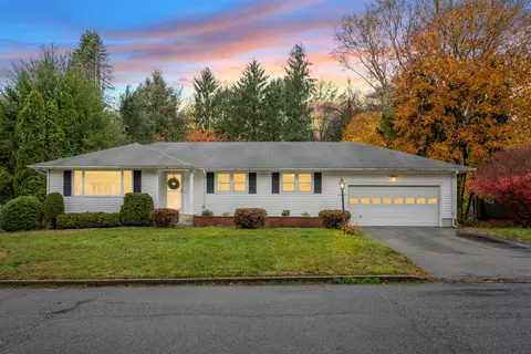 3 Marguy St, Quaker Hill, CT 06375