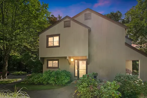 8 Willow Ln #8, Avon, CT 06001