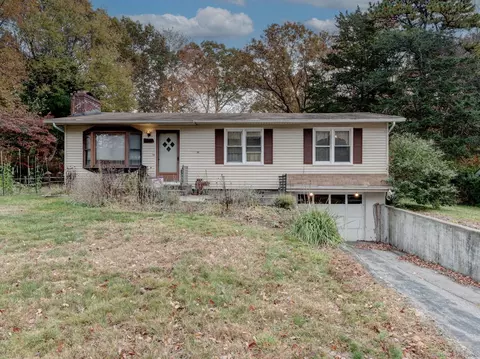 10 Stone Ct, Gales Ferry, CT 06335