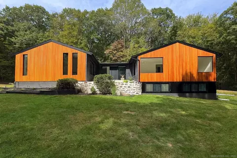 11 Coachman Ln, Woodbridge, CT 06525