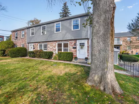 8 Windell Pl, Stamford, CT 06906
